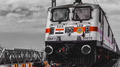 Cancelled Train List: क्रिसमस के पहले ही कैंसल कर दी गईं 12 ट्रेन, 8 के रूट हुए डाइवर्ट 