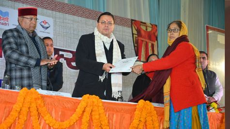 उत्‍तराखंड सीएम धामी ने स्टेट हैंडलूम एक्सपो में आए शिल्पियों, बुनकरों और लघु उद्यमियों को किया पुरस्‍कृत 