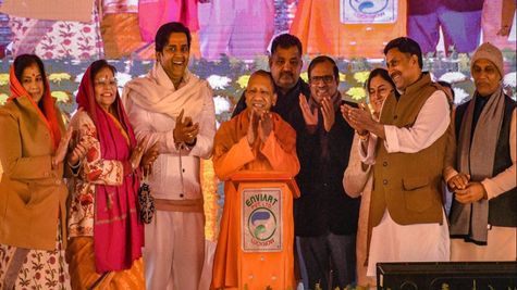 सीएम योगी ने बांटे 1000 स्मार्टफोन, जल्द पूरा होगा दो करोड़ का लक्ष्य