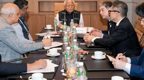 Vibrant Gujarat Summit में शामिल हुए CM खट्टर, हरियाणा में निवेश के लिए कई देशों के प्रतिनिधिमंडल से की बात 