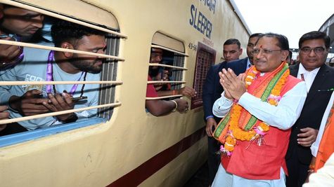 अयोध्या के लिए छत्तीसगढ़ से आस्था स्पेशल ट्रेन रवाना, सीएम विष्णु देव साय ने दिखाई हरी झंडी 