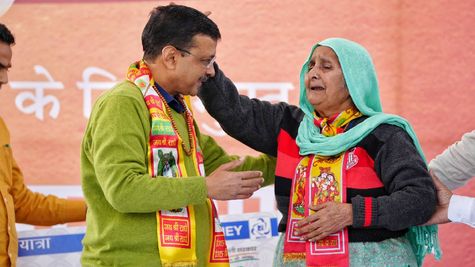 Pilgrimage Scheme: सीएम को अपने बीच पाकर गदगद होते हैं बुजुर्ग! जानिए क्या है दिल्ली तीर्थ यात्रा स्कीम