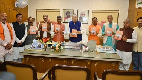 छत्तीसगढ़: विधानसभा अध्यक्ष रमन सिंह ने सदन में वर्ष 2024 के वार्षिक कैलेंडर व डायरी का किया विमोचन