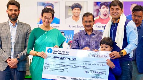 दिल्‍ली सीएम केजरीवाल ने  Asian Games में भारत के लिए मेडल लाने वाले खिलाड़ियों को सम्मान राशि के सौंपे चेक 