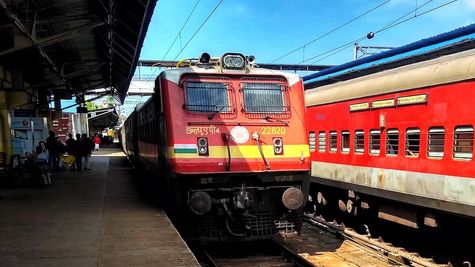 Holi Special Trains: होली के लिए रेलवे चला रही है 10 स्पेशल ट्रेन, रुट चेक करके बुक कर लें टिकट