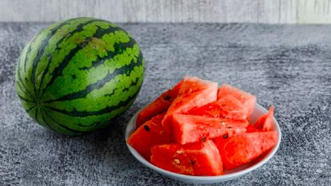 Business Idea: एक सीजन में ही लाखों रुपए की कमाई करवा सकती है तरबूज की खेती, जानें क्या है तरीका