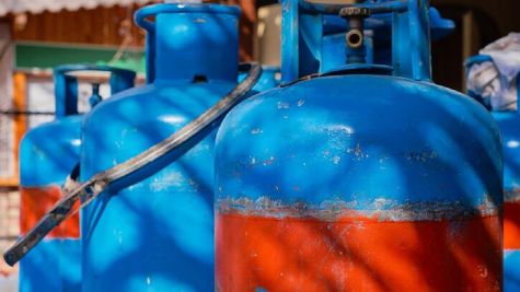 Gas Cylinder And Pipe Expiry: गैस सिलेंडर के साथ पाइप भी होती है एक्सपायर, ऐसे करें पता और रहें सुरक्षित 