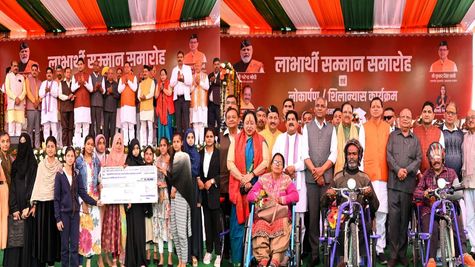 Uttarakhand: सीएम धामी ने  दिव्यांगजनों को बांटी  मोटराइज्ड ट्राई-साइकिल और व्हील चेयर