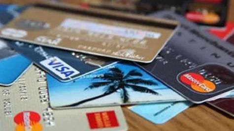 Debit Card: आखिर डेबिट कार्ड पर लगते हैं किस तरह के चार्ज, जानें डिटेल्स