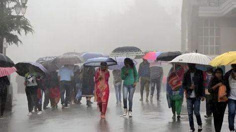 Bengaluru Rain: 5 महीने के सूखे के बाद शांत हुई बेंगलुरु की प्यास, बारिश की वजह से गर्मी से मिली राहत 