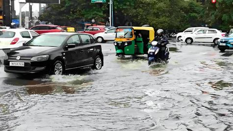 कहीं हुआ ट्रैफिक जाम तो कहीं जलभराव, बेंगलुरु में कब कम होगी भारी बारिश? मौसम विभाग ने बताई तारीख