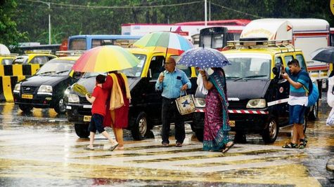 Mumbai Heavy Rain: मुबंई हुआ पानी-पानी! सड़के बन गई दरिया, स्कूलों और कॉलेजों में हुआ छुट्टी का ऐलान