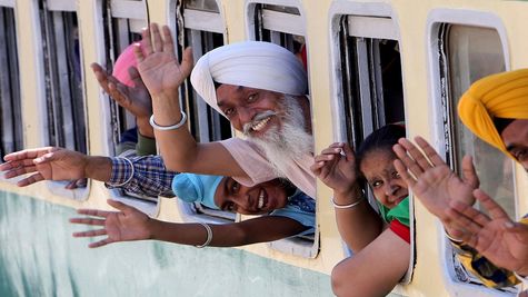 Vande Bharat से लेकर आम आदमी रेल तक, देश में ऐसे बदली रेलवे की तस्वीर! सस्ता और आरामदायक बना सफर 