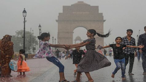 Delhi Weather Update: दिल्ली में आज उमस भरी गर्मी से मिलेगी राहत? अगले 5 दिन होगी झमाझम बारिश? IMD ने दी अपडेट