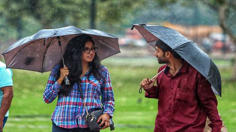 Delhi Weather Today: दिल्लीवालों को आज चिपचिपी गर्मी से मिलेगी राहत? मौसम लेगा करवट, IMD ने दी बड़ी अपडेट