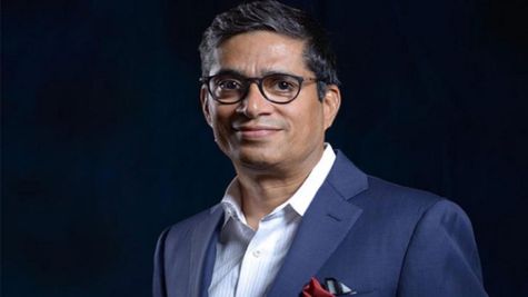 Success Story: कभी दो वक्त की रोटी के लिए बेचने पड़ते थे पेन, आज 2300 करोड़ की कंपनी के है मालिक