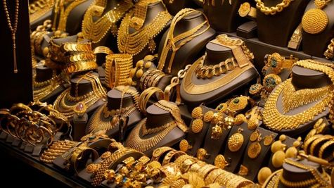 Dhanteras 2024: सोने के जेवर से लेकर चांदी के सिक्कों तक, धनतेरस पर खरीदें गोल्ड-सिल्वर के ये सामान