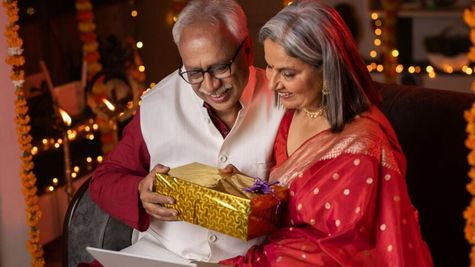 Investment Gifts Diwali 2024: दिवाली पर सिर्फ मिठाई नहीं, सीनियर सिटीजन को दीजिए ये 5 इंवेस्टमेंट Gifts! 
