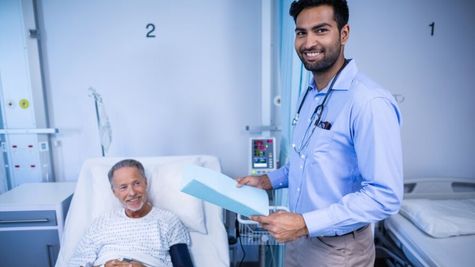 Ayushman Bharat Vaya Vandana: इन अस्पतालों में होगा सीनियर सिटीजन का फ्री में इलाज, ऐसे मिलेगा पूरा फायदा 