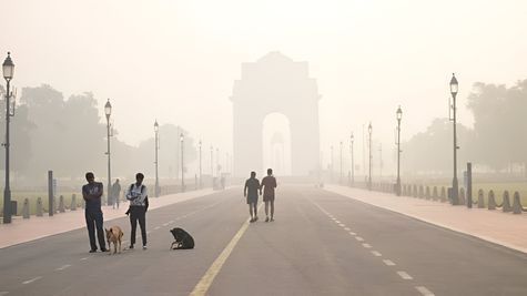Delhi AQI News: दिल्ली में छाई धुंध की चादर, सांस लेने में हो रही कठिनाई, जानें कितना है AQI