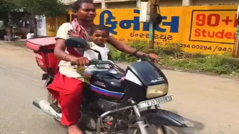 Trending News: सोशल मीडिया में वायरल हुई ये महिला, बच्चे को लेकर पहुंचाती है घर-घर खाना, यहां पढ़ें पूरी खबर