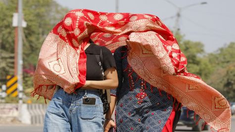 Heatwave in Delhi: तेज धूप से झुलस रही दिल्ली! टूट गया 3 साल का रिकॉर्ड, आगे और गर्मी पड़ने का अनुमान 