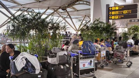 Delhi Airport: इंदिरा गांधी एयरपोर्ट पर भगदड़ जैसी स्थिति, धूल भरी आंधी के बाद 350 फ्लाइट हुईं लेट