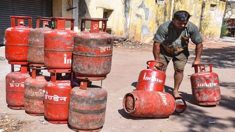 LPG Price Hike: महंगा मिलेगा रसोई गैस सिलेंडर! सरकार ने 50 रुपए बढ़ाई कीमत, कल से इतने में मिलेगा LPG सिलेंडर
