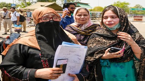 Visas of Pakistani Nationals: भारत नहीं छोड़ा तो पाकिस्तानियों पर होगा एक्शन, देना पड़ेगा ₹3 लाख जुर्माना