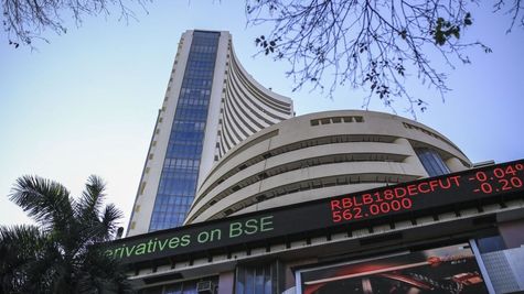 Stock Market Updates: शेयर बाजार में बिकवाली, सेंसेक्स 640 अंक के पास फिसलकर बंद, Adani Ports 2% लुढ़का