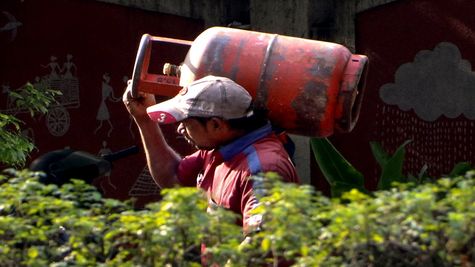 LPG Price Today: महीने की पहली तारीख को मिली खुशखबरी! सस्ता हुआ LPG सिलेंडर, नई दरें आज ही लागू