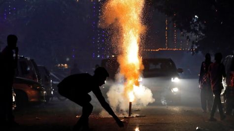 Car Insurance Claim: दिवाली पर पटाखों से आपकी भी कार में आग लग गई? जानें इंश्योरेंस का क्लेम मिलेगा या नहीं