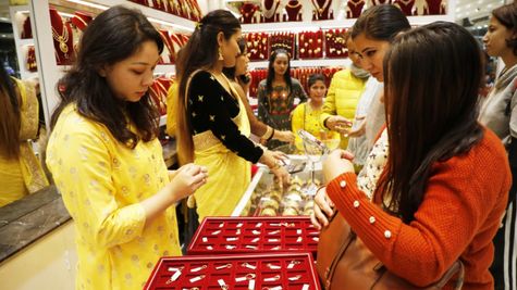 Gold Buying: दिवाली-धनतेरस पर आप भी सोना खरीदना चाहते हैं? इन 5 गलतियों से बचें वरना हो सकता है बड़ा नुकसान
