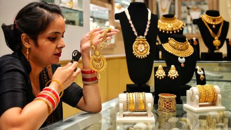 Gold Rate Today: सोने के भाव में गिरावट, झटके में आज इतना सस्ता हुआ 24K, 22K और 18K 10 ग्राम गोल्ड रेट