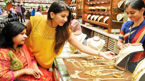 Gold Price Today: सोने का भाव धड़ाम! 4 दिन में चांदी Rs11000 हुई सस्ती- जानें 10g गोल्ड का क्या है ताजा रेट