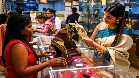 Gold Price Today: सोने के भाव में कमजोरी- चांदी की चमक भी घटी, जानें कितना सस्ता हुआ 22 व 24 कैरेट 10g गोल्ड
