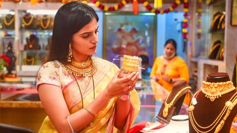 Gold Rate Today: सोने का भाव लुढ़का, झटके में इतना सस्ता हुआ 24K औ 22K 10 ग्राम गोल्ड रेट - जानें नई कीमत