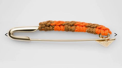 बाप रे! 10 रुपये वाला सेफ्टी पिन 69000 रुपये में बिक रहा ऑनलाइन, दाम को लेकर इंटरनेट पर छिड़ी बहस