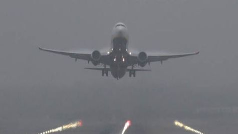 Flights Update: घने कोहरे से थमी रफ्तार! द‍िल्‍ली एयरपोर्ट से उड़ानों में देरी, यात्रियों के लिए एडवाइजरी जारी