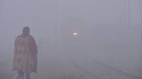 Aaj Ka Mausam: पहाड़ों पर हिमपात से बढ़ी हाड़ कंपाने वाली ठंड, दिल्ली सहित इन राज्यों में घने कोहरे की चेतावनी