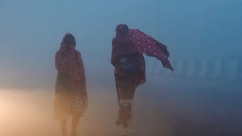 Aaj Ka Mausam: दिल्ली-NCR समेत कई राज्यों में कोहरे का कहर, IMD ने बताया आगे कैसा रहेगा मौसम?