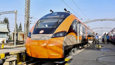 Vande Bharat Sleeper: इस रूट में शुरू हुई देश की पहली वंदे भारत स्लीपर ट्रेन सर्विस, जानें कितना है किराया