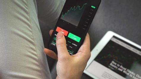 Share Price Target: आपके पास हैं ये 7 शेयर तो फौरन बना लें दूरी! ब्रोकरेज ने घटाए टारगेट, बड़ी गिरावट के संकेत