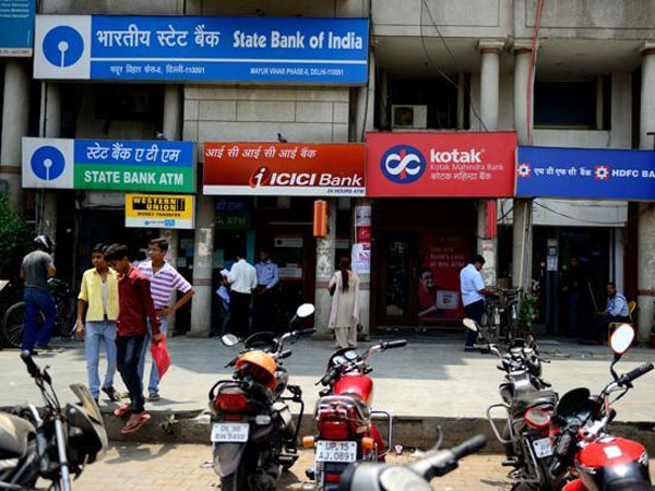 तो क्या ग्राहकों को लूट रहे हैं बैंक