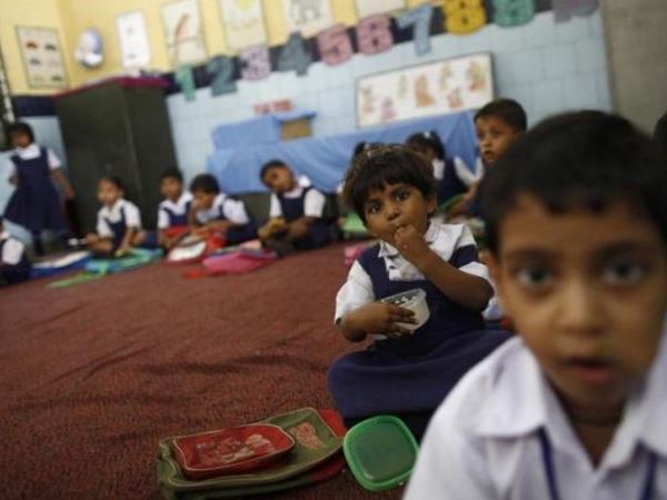 पहले अनिवार्य किया था आधार कार्ड