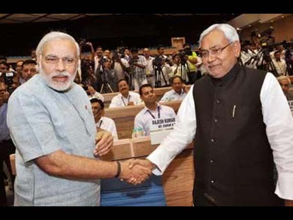 आधार कार्ड को मजबूत बनाने की कोशिश 