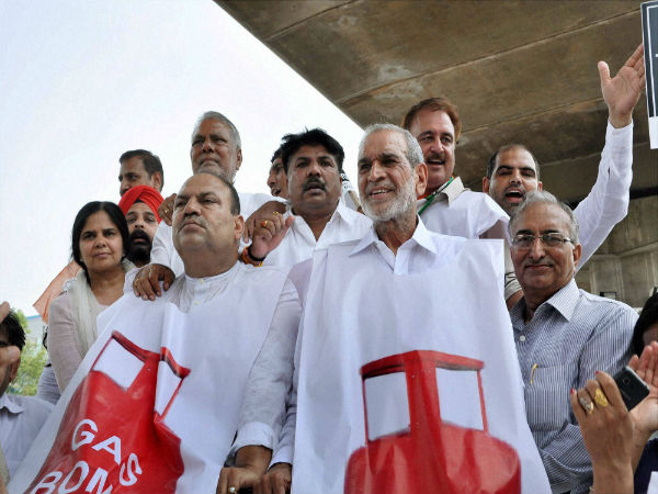 हर महीने 25 पैसे बढ़ा रहा कैरोसीन का दाम