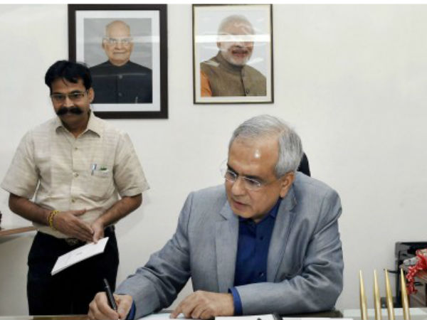 राजीव कुमार ने लखनऊ से की है पीएचडी 