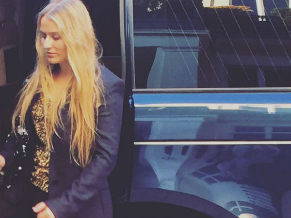 बुलेट प्रूफ रेंज रोवर से आती जाती हैं 