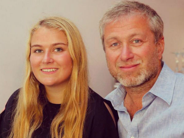 हेलीकॉप्‍टर से जाती हैं स्‍कूल 